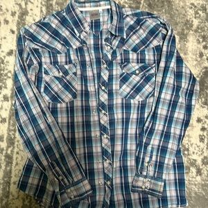 Men’s long sleeve shirt with snap closures